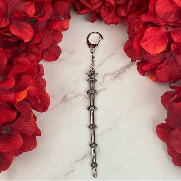 Harry Potter Hogwarts Magic Wand Keychain Charm - Picture 7 of 16